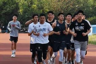 Cười rụng răng! Trường hợp tên bóng đá Trung Quốc: Trương Vệ chuyển chân!